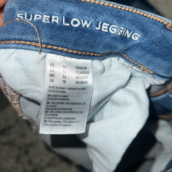 🔥🍂AE RIPPED JEANS - Picture 3 of 4